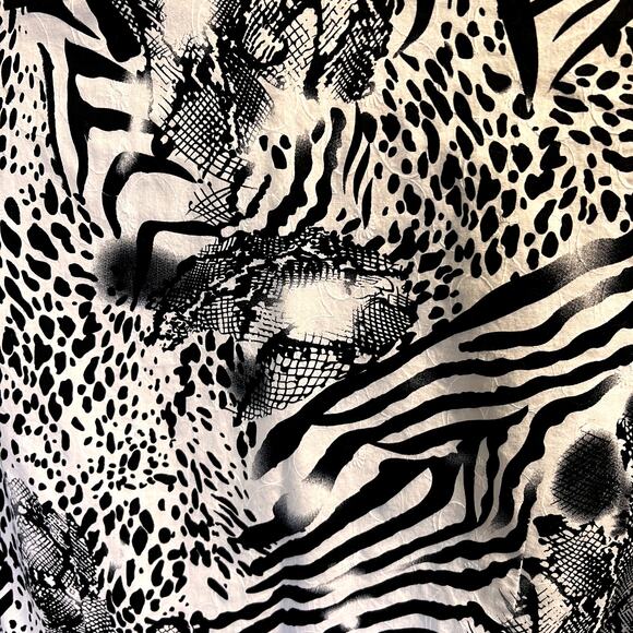 Kim Rogers Women's Button Down Shirt Size Medium Zebra Leopard Print Black White - Picture 5 of 10
